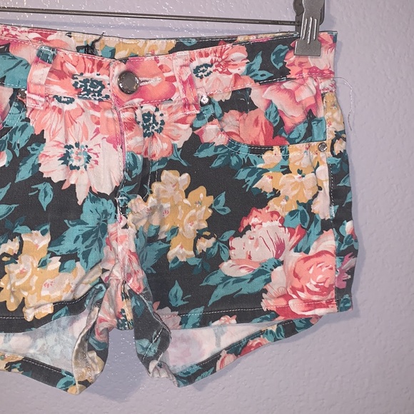 I&P vintage jewel buttons floral jean shorts - Picture 3 of 8